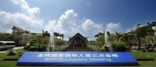 這是金磚國(guó)家領(lǐng)導(dǎo)人第三次會(huì)晤主會(huì)場(chǎng)——三亞喜來(lái)登酒店(4月13日攝)。 以“展望未來(lái)、共享繁榮”為主題的金磚國(guó)家領(lǐng)導(dǎo)人第三次會(huì)晤將于4月14日在中國(guó)南海之濱的美麗城市三亞舉行。 新華社記者 郭程 攝