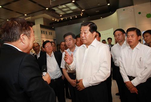 4月13日至14日,中共中央政治局常委、全國政協(xié)主席賈慶林在廣東深圳調研。 這是4月14日,賈慶林在華為技術有限公司了解企業(yè)自主創(chuàng)新情況。 新華社記者 劉衛(wèi)兵 攝