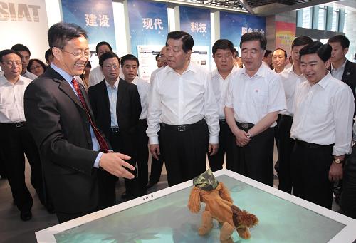 這是4月14日,賈慶林在中國科學院深圳先進技術研究院了解納寶寵物機器人研發(fā)與市場銷售情況。 新華社記者 龐興雷 攝