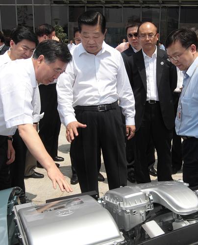 這是4月14日,賈慶林在了解比亞迪股份有限公司新能源汽車的研發(fā)情況。 新華社記者 龐興雷 攝