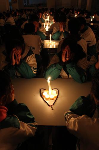 4月14日,玉樹高中學(xué)生點(diǎn)亮在為親人祈福。 當(dāng)日是玉樹地震一周年,本溪市實(shí)驗(yàn)中學(xué)玉樹高中為學(xué)生購(gòu)買千余只蠟燭,組織學(xué)生點(diǎn)亮蠟燭為玉樹地震中遇難的同胞祈福。 新華社發(fā)(潘昱龍攝)