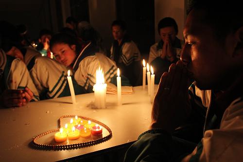 4月14日,玉樹高中學(xué)生在為親人祈福。 當(dāng)日是玉樹地震一周年,本溪市實(shí)驗(yàn)中學(xué)玉樹高中為學(xué)生購(gòu)買千余只蠟燭,組織學(xué)生點(diǎn)亮蠟燭為玉樹地震中遇難的同胞祈福。 新華社發(fā)(潘昱龍攝)