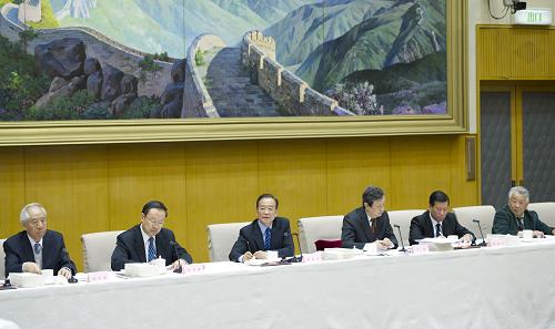 這是溫家寶在國(guó)務(wù)院小禮堂主持召開座談會(huì)。 新華社記者黃敬文攝
