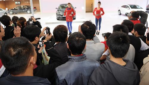 4月15日,眾多觀眾聚集在某品牌汽車展臺邊拍照。 當(dāng)日,“2011首屆貴陽國際汽車展覽會”在貴陽國際會議展覽中心舉行,這是貴州省首次舉辦國際性大型車展。據(jù)了解,此次車展將展出50多個品牌的400多輛汽車。車展吸引了包括勞斯萊斯、法拉利、賓利、瑪莎拉蒂、奔馳、寶馬等在內(nèi)的國際廠商參展,10多款上市新車型和一些高端車型也將亮相。 新華社記者 劉續(xù)攝