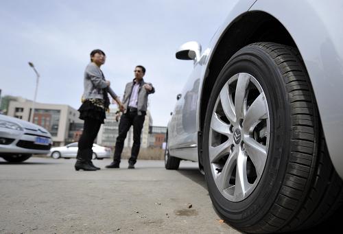 4月15日,一位車主(左)在檢測(cè)點(diǎn)與廠方代表談?wù)摍z測(cè)結(jié)果。 當(dāng)日,錦湖輪胎(中國)公司開始召回2008-2011年生產(chǎn)的部分輪胎產(chǎn)品,并啟動(dòng)為期6個(gè)月的免費(fèi)檢測(cè)活動(dòng)。據(jù)錦湖輪胎廠方代表介紹,因各涉及問題輪胎汽車4S店和廠家指定檢測(cè)點(diǎn)可供更換的輪胎庫存有限,只能針對(duì)部分車型進(jìn)行更換,預(yù)計(jì)3天左右新批次的輪胎將會(huì)到貨,為檢測(cè)符合召回標(biāo)準(zhǔn)的用戶進(jìn)行免費(fèi)更換。 新華社記者 王鵬攝