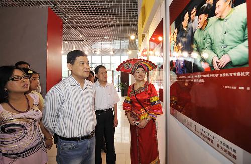 《輝煌“十一五”》大型圖片展在廣西開展 4月15日,緬甸駐南寧總領(lǐng)事館總領(lǐng)事敏隋在觀看《輝煌“十一五”》大型圖片展。 當(dāng)日,由中共中央宣傳部和國(guó)家發(fā)展和改革委員會(huì)共同主辦,新華通訊社承辦的《輝煌“十一五”》大型圖片展在廣西科技館免費(fèi)展出。 新華社記者 劉廣銘攝