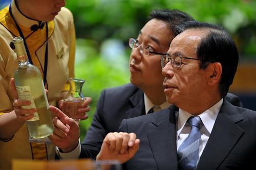4月15日,博鰲亞洲論壇理事長(zhǎng)福田康夫出席晚餐會(huì)。 當(dāng)日,《博鰲十年:回顧與展望》主題晚餐會(huì)在博鰲索菲特酒店舉行,中國(guó)原國(guó)務(wù)委員唐家璇、博鰲亞洲論壇理事長(zhǎng)福田康夫等出席晚餐會(huì)并發(fā)表講話。 新華社記者郭程攝