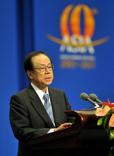4月15日,博鰲亞洲論壇理事長(zhǎng)福田康夫致辭。 當(dāng)日,《博鰲十年:回顧與展望》主題晚餐會(huì)在博鰲索菲特酒店舉行,中國(guó)原國(guó)務(wù)委員唐家璇、博鰲亞洲論壇理事長(zhǎng)福田康夫等出席晚餐會(huì)并發(fā)表講話。 新華社記者郭程攝