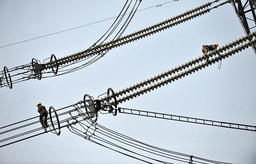 湖北超高壓輸變電公司的工人在特高壓輸電線上進(jìn)行線路巡查(4月15日攝)。新華社記者 郝同前 攝