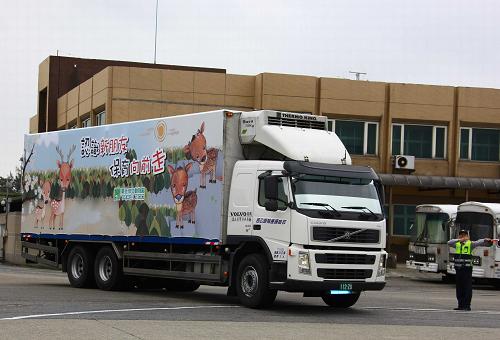 4月16日,運送臺灣贈送大陸動物的車輛駛?cè)肱_灣桃園機場。新華社記者 龔兵 攝