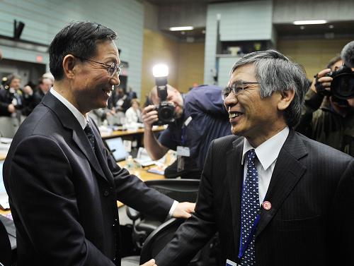 4月16日,中國財(cái)政部長謝旭人(左)和亞洲開發(fā)銀行行長黑田東彥在美國首都華盛頓參加世界銀行和國際貨幣基金組織(IMF)聯(lián)合發(fā)展委員會(huì)會(huì)議。新華社記者 張軍 攝