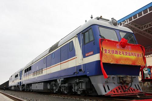 4月18日,首列貨物列車在新疆北屯站整裝待發(fā)。新華社發(fā)(張秀科 攝)