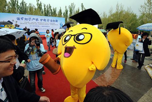 4月21日,中關(guān)村保護(hù)知識(shí)產(chǎn)權(quán)宣傳活動(dòng)的形象代言人——卡通娃娃“法寶”在與市民互動(dòng)。當(dāng)日,中關(guān)村科技園區(qū)核心區(qū)啟動(dòng)“世界知識(shí)產(chǎn)權(quán)日”宣傳活動(dòng),并舉行“中關(guān)村核心區(qū)企業(yè)法律服務(wù)中心”揭牌儀式,以此加大知識(shí)產(chǎn)權(quán)保護(hù)力度,護(hù)航企業(yè)創(chuàng)新發(fā)展。4月26日是“世界知識(shí)產(chǎn)權(quán)日”,每年的這個(gè)時(shí)候,作為國(guó)家自主創(chuàng)新示范區(qū)核心區(qū)的北京中關(guān)村科技園區(qū),都要組織豐富多彩的有關(guān)知識(shí)產(chǎn)權(quán)保護(hù)的宣傳活動(dòng)。在今年的活動(dòng)中,10個(gè)“法寶”卡通娃娃成為保護(hù)知識(shí)產(chǎn)權(quán)宣傳活動(dòng)的形象代言人,他們將奔赴中關(guān)村地區(qū)10個(gè)專(zhuān)業(yè)科技園區(qū),與園區(qū)職工互動(dòng)。新華社記者 張旭 攝