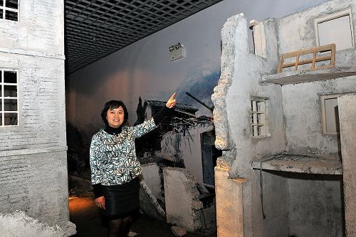 青川縣旅游局局長、汶川地震遺址公園辦公室主任沈興娜介紹青川縣地震博物館的“地震災(zāi)難體驗(yàn)廳”(4月19日攝)。新華社記者 何俊昌 攝