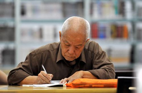 4月23日,在海南省圖書館,一位老人邊讀書邊做筆記。當(dāng)日是“世界讀書日”,許多??谑忻裨缭鐏淼胶D鲜D書館,享受閱讀樂趣。新華社記者 侯建森 攝