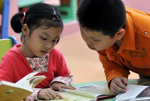 4月23日,兩個孩子在海南省圖書館讀書。當(dāng)日是“世界讀書日”,許多海口市民早早來到海南省圖書館,享受閱讀樂趣。新華社記者 侯建森 攝