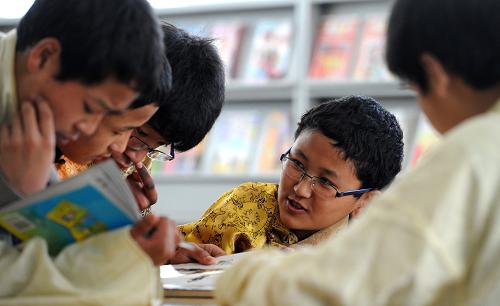 4月23日,西藏班學(xué)生羅布(右二)在圖書館里與同學(xué)們一起閱讀新書籍。當(dāng)日是“世界讀書日”,合肥少年兒童圖書館在合肥市第三十五中學(xué)成立分館,為在這里就讀的400多名西藏班學(xué)生提供藏文版書籍及豐富的少兒讀物,豐富西藏班孩子們的課余生活。新華社記者 劉軍喜 攝