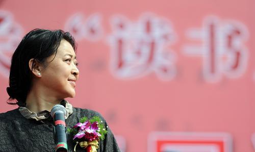 4月23日,在安徽省合肥市逍遙津公園游園現(xiàn)場,著名主持人倪萍與市民分享讀書心得。 當(dāng)日是第16個“世界讀書日”,安徽省省直機關(guān)在合肥舉行第二屆“讀書月·書香伴我行”游園活動,現(xiàn)場開展名人與市民談讀書以及圖書展銷等活動,吸引了大量市民前來參加。新華社記者 郭晨 攝