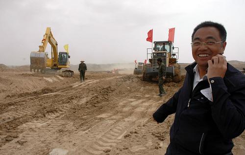 4月21日,建設(shè)人員在舟曲蘭州新區(qū)轉(zhuǎn)移安置區(qū)調(diào)動(dòng)工程機(jī)械準(zhǔn)備施工。位于蘭州市秦王川的舟曲蘭州新區(qū)轉(zhuǎn)移安置區(qū)項(xiàng)目建設(shè)目前已完成項(xiàng)目簽約、選址定界、土地清理、征地、建設(shè)規(guī)劃等前期工作,即將全面開(kāi)工。項(xiàng)目建成后,可轉(zhuǎn)移安置舟曲人口8000人,其中高中學(xué)生及教師約3500人,受災(zāi)群眾1150戶約4500人。舟曲蘭州新區(qū)轉(zhuǎn)移安置區(qū)分為生活區(qū)和產(chǎn)業(yè)發(fā)展區(qū)兩部分,總投資6億元。2010年8月8日,甘肅甘南藏族自治州舟曲縣城發(fā)生特大山洪泥石流災(zāi)害,造成重大人員和財(cái)產(chǎn)損失。新華社記者 王志恒 攝