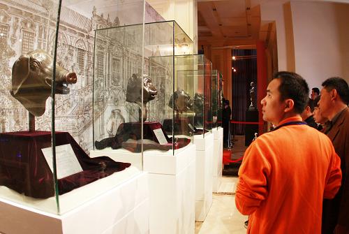 4月23日,連云港市民在保利藝術(shù)博物館館藏珍品展上欣賞圓明園獸首。新華社發(fā)(王春 攝)