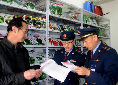 5月9日,呼和浩特市新城區(qū)工商分局執(zhí)法人員在呼倫貝爾北路一家農(nóng)資銷售店檢查種子標(biāo)識和質(zhì)量。當(dāng)前正值內(nèi)蒙古春耕季節(jié),為進(jìn)一步加強(qiáng)農(nóng)資管理、規(guī)范經(jīng)營秩序,內(nèi)蒙古呼和浩特市新城區(qū)工商分局20多名工商執(zhí)法人員組成“紅盾護(hù)農(nóng)”農(nóng)資市場檢查組,對轄區(qū)內(nèi)的種子市場進(jìn)行專項檢查,開展以打擊假冒偽劣種子、肥料、農(nóng)藥為重點的農(nóng)資市場專項整治活動,切實保障農(nóng)民利益和糧食生產(chǎn)安全。新華社記者 張領(lǐng) 攝
