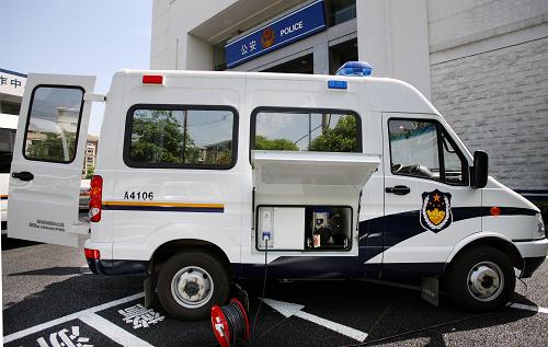 圖為移動信息采集車的外觀(5月13日攝)。5月13日,杭州公安首批17臺移動采集車正式啟用。移動采集車裝備了由杭州警方首創(chuàng)研發(fā)的“搜痕采集儀”,10分鐘即可反饋甄別結(jié)果,解決了以往只能將可疑人員送到派出所對比甄別的難題,實現(xiàn)了現(xiàn)場環(huán)境、移動環(huán)境下的一站式實時采集、查詢、甄別,極大地提高了工作效率,促進公安執(zhí)法的規(guī)范化。新華社發(fā)(萬象 攝)