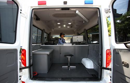 民警在移動信息采集車內(nèi)演示指紋信息錄入(5月13日攝)。5月13日,杭州公安首批17臺移動采集車正式啟用。移動采集車裝備了由杭州警方首創(chuàng)研發(fā)的“搜痕采集儀”,10分鐘即可反饋甄別結(jié)果,解決了以往只能將可疑人員送到派出所對比甄別的難題,實現(xiàn)了現(xiàn)場環(huán)境、移動環(huán)境下的一站式實時采集、查詢、甄別,極大地提高了工作效率,促進公安執(zhí)法的規(guī)范化。新華社發(fā)(萬象 攝)