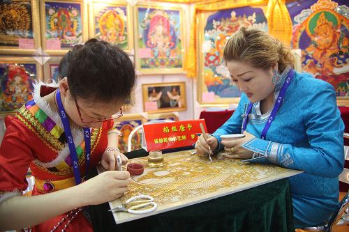 5月13日,青海民間藝人在文博會(huì)展廳現(xiàn)場(chǎng)制作掐絲唐卡。當(dāng)日,第七屆中國(guó)(深圳)國(guó)際文化產(chǎn)業(yè)博覽交易會(huì)在深圳開(kāi)幕。本屆文博會(huì)首次設(shè)立的非物質(zhì)文化遺產(chǎn)展館,展示208個(gè)具有市場(chǎng)開(kāi)發(fā)前景的國(guó)家級(jí)和省級(jí)非物質(zhì)遺產(chǎn)項(xiàng)目,成為推動(dòng)傳統(tǒng)文化產(chǎn)業(yè)化的新亮點(diǎn)。新華社發(fā)(陳宏青 攝)