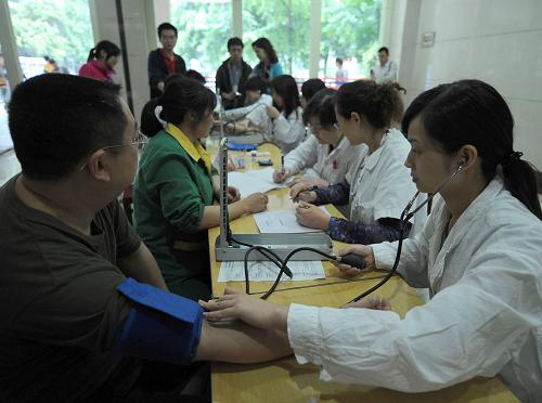 5月14日,市民在進(jìn)行免費(fèi)體檢和咨詢。當(dāng)日,重慶醫(yī)科大學(xué)第一屆“全民健康科普體驗(yàn)日”活動(dòng)在校園內(nèi)舉行,其主題為“走進(jìn)科學(xué)殿堂、體驗(yàn)健康生活”。在活動(dòng)中,市民可了解到一些健康生活方式以及醫(yī)學(xué)前沿技術(shù),同時(shí)還可以進(jìn)行心理健康、中醫(yī)藥知識(shí)的免費(fèi)咨詢等。新華社記者 周衡義 攝