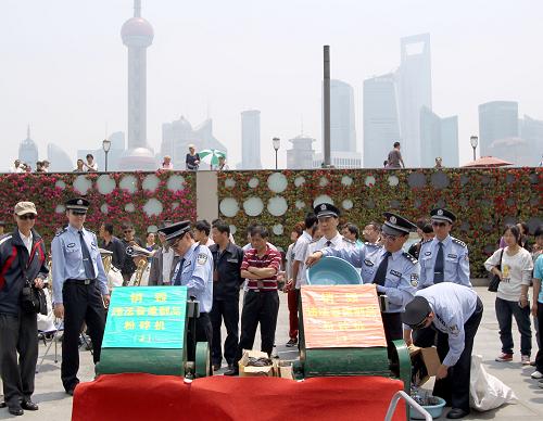 5月15日,民警在外灘陳毅廣場銷毀違法音像制品。新華社記者 凡軍 攝