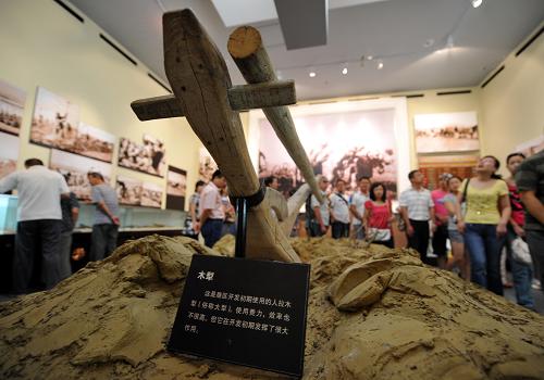 游客在新疆石河子市軍墾博物館里參觀(2010年7月4日攝)。中央新疆工作座談會(huì)召開(kāi)一年來(lái),中央和19個(gè)省市從政策、資金、項(xiàng)目、人才等各方面大規(guī)模支援新疆經(jīng)濟(jì)社會(huì)建設(shè),新疆進(jìn)入大開(kāi)放大發(fā)展的歷史新時(shí)期。迎著“春風(fēng)雨露”,新疆生產(chǎn)建設(shè)兵團(tuán)這支為祖國(guó)西北安寧“站崗”近60年的特殊部隊(duì)正以新型工業(yè)化、農(nóng)業(yè)現(xiàn)代化、城鎮(zhèn)化建設(shè)為路徑,實(shí)現(xiàn)“破繭成蝶”的華麗轉(zhuǎn)身,繼續(xù)堅(jiān)守為天山南北繁榮安定保駕護(hù)航的使命。新華社記者 趙戈 攝
