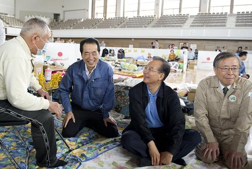 5月21日,中國國務(wù)院總理溫家寶在日本福島吾妻綜合運動公園體育館避難所慰問災(zāi)民。這是溫家寶在日本首相菅直人(左二)的陪同下看望避難所內(nèi)的受災(zāi)民眾。新華社記者 黃敬文 攝