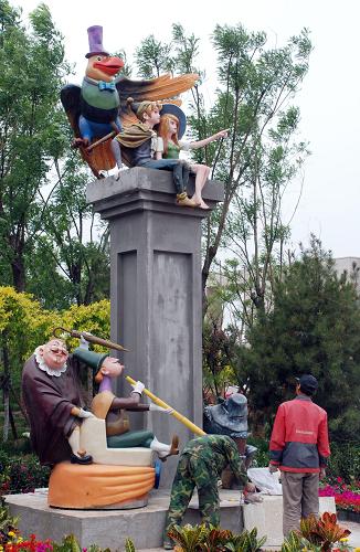 圖為國家動漫園前正在搭建的動漫雕塑(5月22日攝)。新華社記者 毛振華 攝