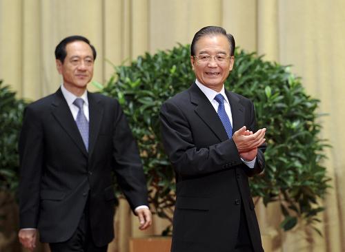 5月28日,中國(guó)科學(xué)技術(shù)協(xié)會(huì)第八次全國(guó)代表大會(huì)在北京舉行全體會(huì)議,中共中央政治局常委、國(guó)務(wù)院總理溫家寶應(yīng)邀作關(guān)于科技發(fā)展問(wèn)題的報(bào)告。這是溫家寶步入會(huì)場(chǎng)。新華社記者 張鐸 攝