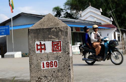 這是一輛摩托車在位于中緬邊境的云南省瑞麗市姐相鄉(xiāng)銀井寨的道路上行駛。當(dāng)?shù)嘏c緬甸山水相連,邊境貿(mào)易十分活躍(5月26日攝)。新華社記者 藺以光 攝