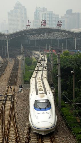 6月2日,一列動車組列車從鐵路上海站駛出。7月1日起,全國鐵路將實行新的列車運行圖,時速300公里動車組列車將實行票價浮動。本次調圖后,中國鐵路將開行旅客列車2128.5對,比現(xiàn)圖增加195對,客座總能力將達到401.3萬,增加35.1萬,鐵路客運能力增長9.6%,貨運能力增長6%。新華社發(fā)(鈕一新 攝)