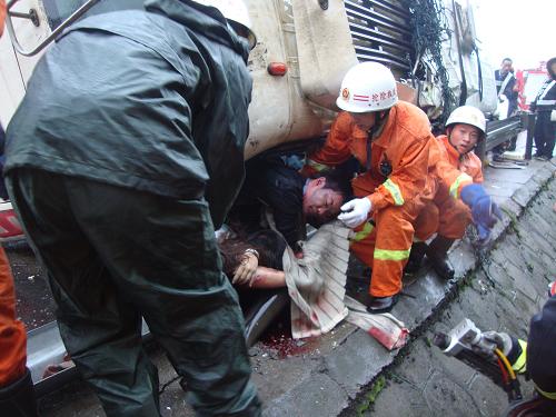 6月4日,在京港澳高速岳陽段客車側(cè)翻事故現(xiàn)場,消防人員在解救被困乘客。當(dāng)日上午11時(shí)許,在京港澳高速岳陽段,一輛客車因雨天路滑發(fā)生側(cè)翻,導(dǎo)致4名乘客當(dāng)場死亡,6名乘客被困。經(jīng)過救援人員緊張施救,車內(nèi)被困人員全部被救出。目前,受傷乘客已脫離生命危險(xiǎn),傷勢穩(wěn)定。新華社發(fā)(郭峰 攝)