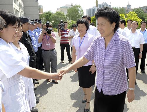 6月4日,中共中央政治局委員、國(guó)務(wù)委員劉延?xùn)|來(lái)到國(guó)家教育考試命題基地和北京市遠(yuǎn)郊縣檢查高考準(zhǔn)備工作。這是劉延?xùn)|來(lái)到密云二中,與考場(chǎng)醫(yī)護(hù)人員握手。新華社記者 張鐸 攝