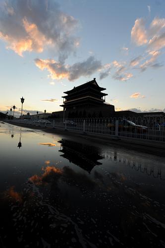 6月11日拍攝的雨后夕陽映照下的北京正陽門城樓。6月11日,作為北京2011年文化遺產(chǎn)日的主題活動,北京中軸線申遺文物工程啟動儀式舉行。北京中軸線現(xiàn)存的主要文物建筑包括天安門、故宮、景山、北海、永定門(復(fù)建)、天壇、鼓樓、鐘樓等。新中國成立以后,又陸續(xù)擴建了天安門廣場,建設(shè)了人民英雄紀念碑、毛主席紀念堂,2008年北京奧運會主場館也位于中軸線上。近10年來,北京市文物部門針對中軸線保護已投入經(jīng)費近10億元,陸續(xù)開展了10余處中軸線文物保護單位文物修繕和環(huán)境整治工作。 新華社發(fā)(胡慶明 攝)