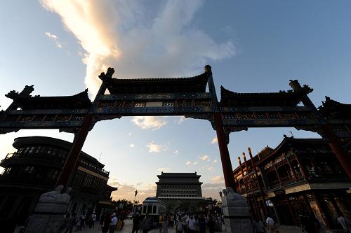 6月11日拍攝的夕陽下的北京前門大街。新華社發(fā)(胡慶明 攝)