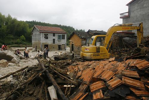 6月11日,在湖南岳陽(yáng)臨湘市詹橋鎮(zhèn)云山村,搶險(xiǎn)人員駕駛挖掘機(jī)在泥石流災(zāi)害廢墟上開(kāi)展清理工作。新華社發(fā)