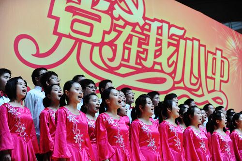 6月12日,安徽大學(xué)的大學(xué)生在進行紅歌比賽。當(dāng)日,安徽大學(xué)舉行“紀念中國共產(chǎn)黨成立90周年萬人紅歌會”大型紅歌比賽,該校19個院系近萬名師生高唱紅歌,迎接“七一”的到來,向黨的生日獻禮。新華社記者 李健 攝