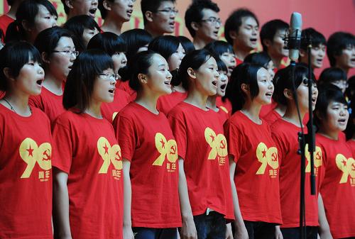 6月12日,安徽大學(xué)的大學(xué)生在進行紅歌比賽。新華社記者 李健 攝