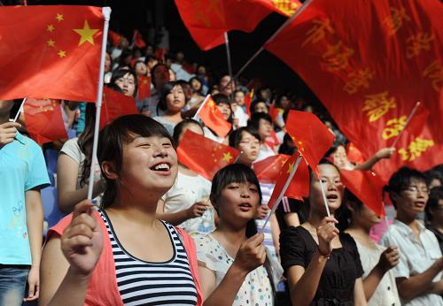 6月12日,安徽大學(xué)的大學(xué)生在齊聲高唱《歌唱祖國》。新華社記者 李健 攝