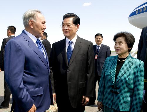 6月12日,國(guó)家主席胡錦濤乘專(zhuān)機(jī)抵達(dá)阿斯塔納,開(kāi)始對(duì)哈薩克斯坦進(jìn)行國(guó)事訪(fǎng)問(wèn)并出席上海合作組織阿斯塔納峰會(huì)。這是胡錦濤主席和夫人劉永清在機(jī)場(chǎng)同前來(lái)迎接的哈薩克斯坦總統(tǒng)納扎爾巴耶夫親切交談。新華社記者 李學(xué)仁 攝