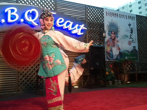 6月18日,一名中國京劇演員在韓國首爾舉行的“中國文化旅游宣傳月”活動中表演。“中國文化旅游宣傳月”作為中國國家旅游局首爾辦事處在韓國舉辦的“中華文化旅游年”系列活動之一,邀請了來自中國戲曲學(xué)院的學(xué)生表演京劇、川劇變臉、中國舞等節(jié)目,推介中國文化旅游。“中國文化旅游宣傳月”從6月17日持續(xù)至6月25日。新華社記者 姬新龍 攝