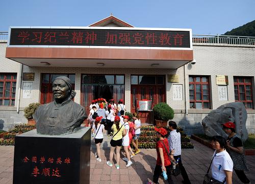 6月14日,游客在西溝展覽館參觀。位于山西省平順縣的西溝村是全國(guó)著名勞動(dòng)模范李順達(dá)、全國(guó)唯一的一至十一屆全國(guó)人大代表申紀(jì)蘭的家鄉(xiāng)。近年來(lái),西溝村依托西溝展覽館進(jìn)行整體規(guī)劃,大力發(fā)展紅色旅游,吸引游客領(lǐng)略紅色勞模之鄉(xiāng)的風(fēng)采,目前,西溝展覽館已成為全國(guó)廉政教育基地和愛(ài)國(guó)主義教育基地,每年前來(lái)參觀的游客超過(guò)10萬(wàn)人次。新華社記者 燕雁 攝