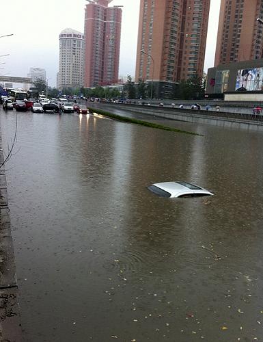 6月23日,在北京西三環(huán)蓮花橋附近,一輛汽車被積水淹沒。當(dāng)日下午,北京遭遇強(qiáng)雷雨天氣,白晝?nèi)缫梗o行人出行帶來(lái)不便。新華社發(fā)