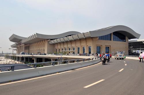 濟(jì)南西站采用引橋方便出行旅客直達(dá)售票廳和進(jìn)站口(攝于6月27日)。新華社記者 朱崢 攝