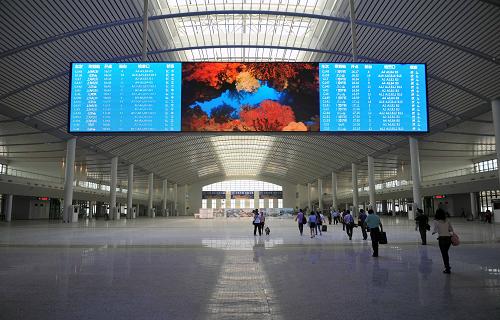 建筑面積22802平方米的濟(jì)南西客站候車大廳(6月21日攝)。新華社記者 朱崢 攝
